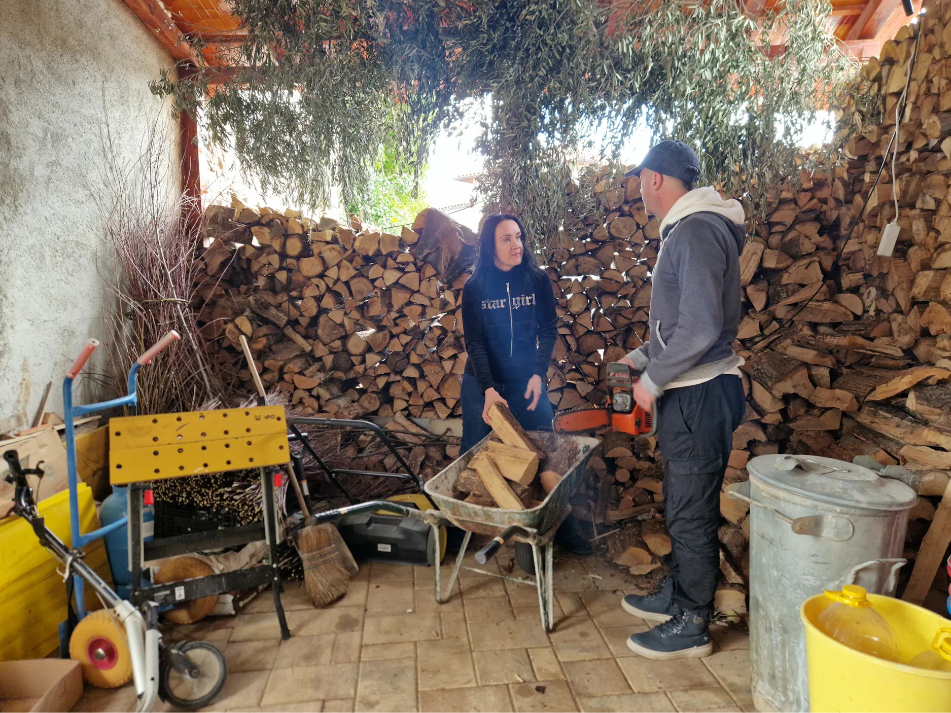 Tinkara Kovač med spravljanjem drv v samokolnico